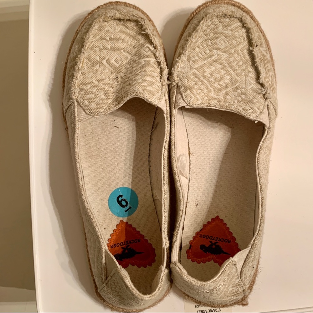 ROCKETDOG Size 6 women’s slip on shoe